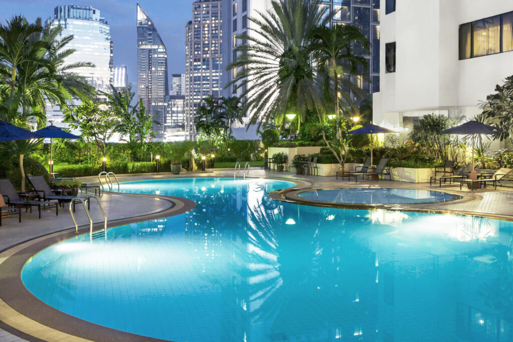 R20-Pool-Night
