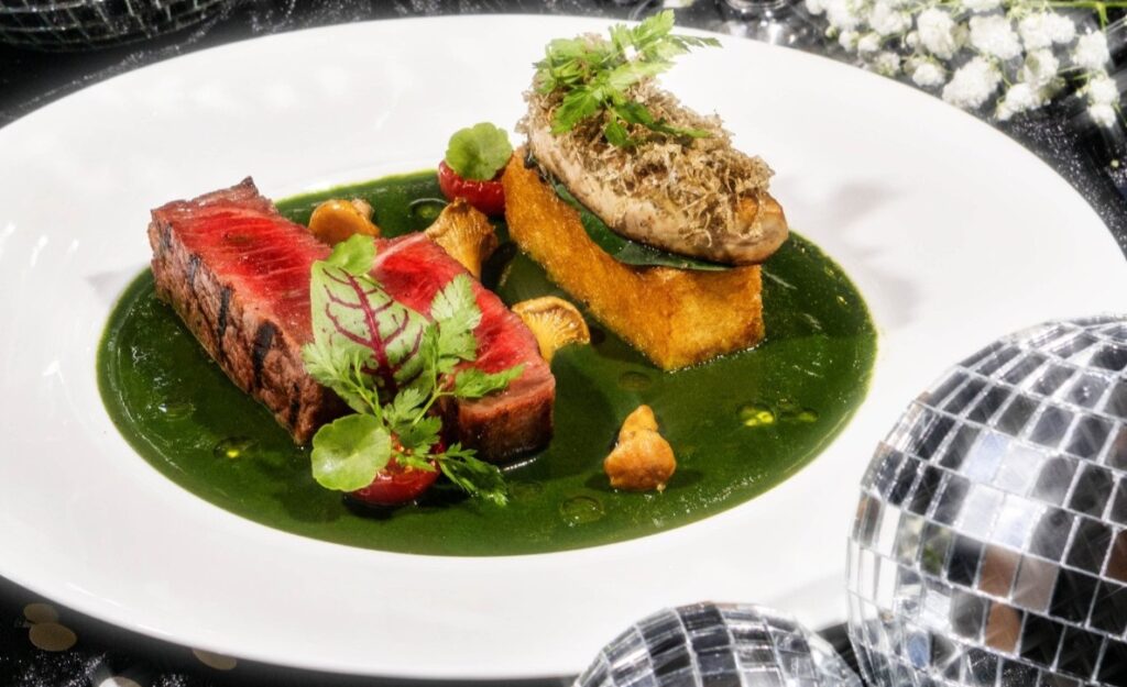 Enjoy the best Christmas buffet and New Year’s Eve dinner in Bangkok 2025 at Rembrandt Hotel Bangkok. Gala festive dining, premium seafood, live stations, live music, rooftop dining, and family-friendly celebrations.